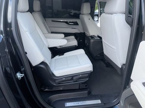 Used 2025 Chevrolet Suburban Premier RWD image 29