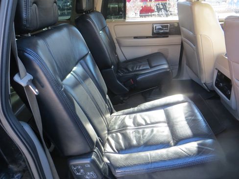 Used 2017 Lincoln Navigator L Select image 25