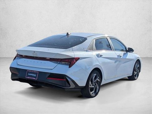 Used 2024 Hyundai Elantra SEL w/ Convenience Package image 5