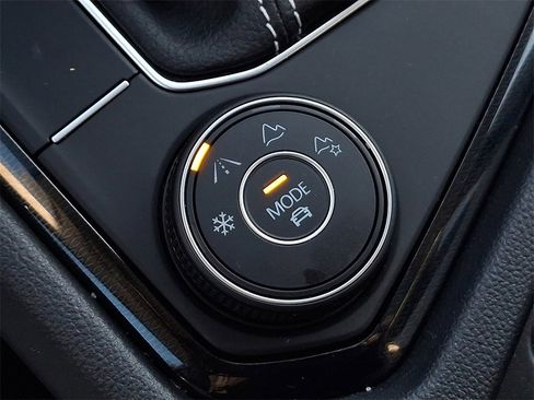 Certified 2025 Volkswagen Taos SE w/ Panoramic Sunroof Package image 26