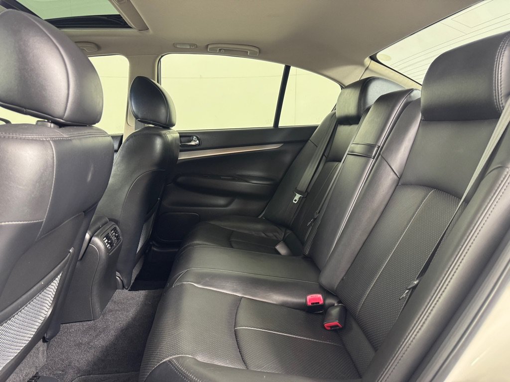 Used 2015 INFINITI Q40 w/ Navigation Package RWD image 16