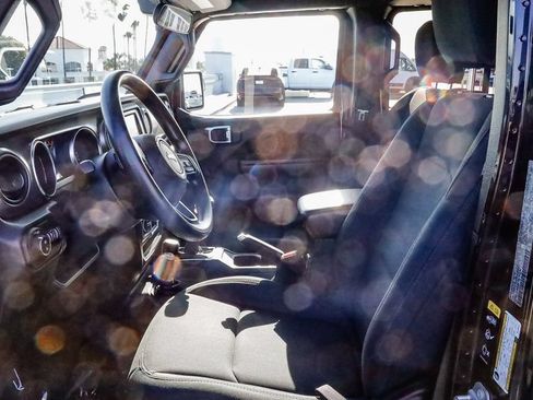 Used 2021 Jeep Gladiator Sport AWD/4WD image 22