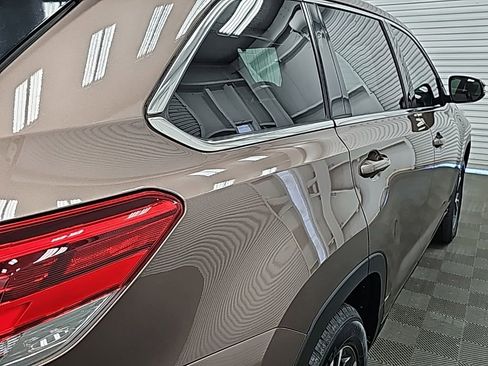 Used 2019 Toyota Highlander LE image 10