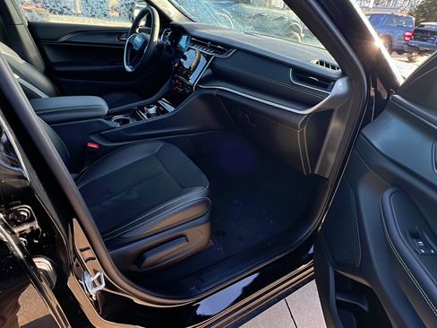 Used 2025 Jeep Grand Cherokee Altitude image 21