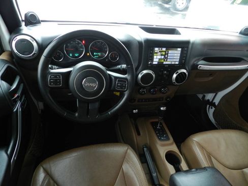 Used 2014 Jeep Wrangler Unlimited Sahara w/ Connectivity Group AWD/4WD image 9
