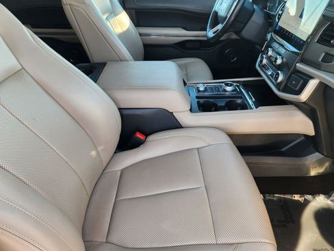 Used 2023 Ford Expedition Max XLT image 15