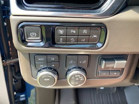 New 2026 GMC Yukon Elevation w/ Elevation Premium Package AWD/4WD image 17