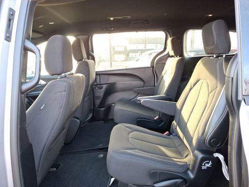 Used 2021 Chrysler Pacifica Touring w/ S Appearance Package image 11