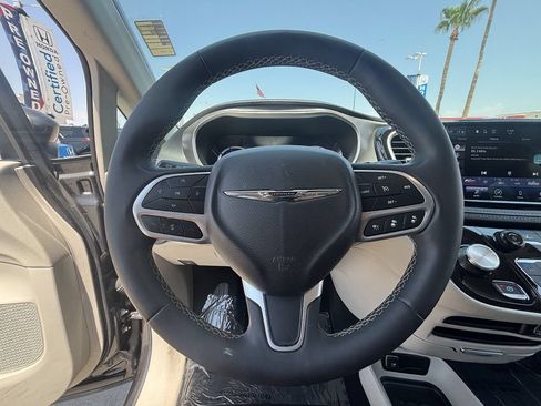 Used 2023 Chrysler Pacifica Touring-L FWD image 25