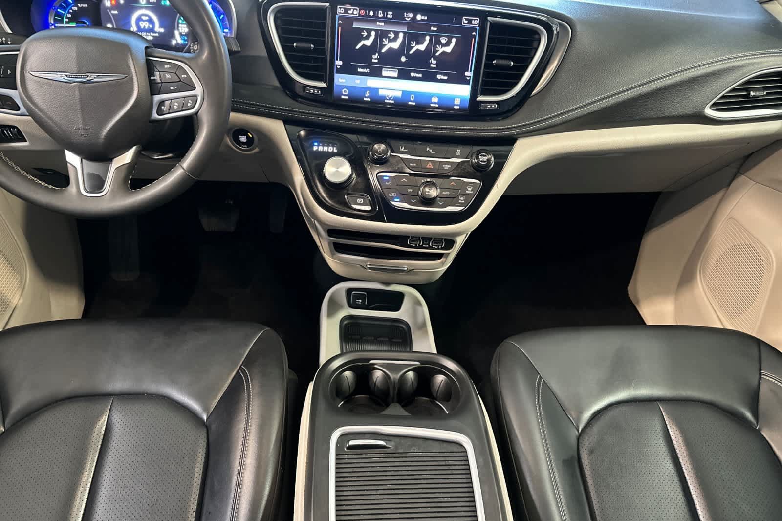 Used 2023 Chrysler Pacifica Touring-L FWD image 3