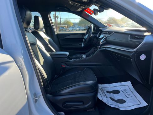 Used 2024 Jeep Grand Cherokee Altitude image 19