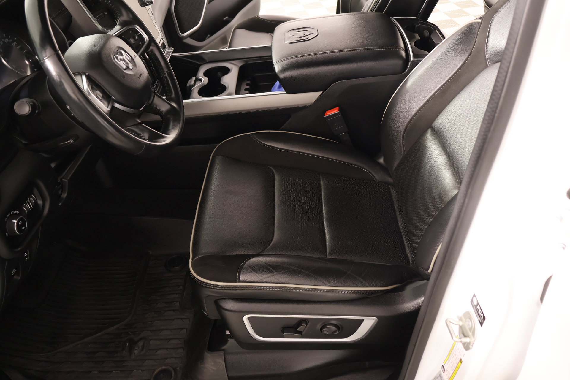 Used 2023 RAM 1500 Laramie AWD/4WD image 12