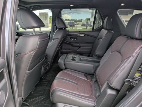 Used 2025 Honda Pilot Black Edition image 13