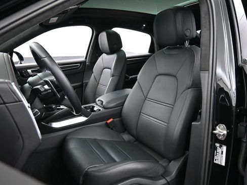 Used 2023 Porsche Cayenne Turbo S image 5