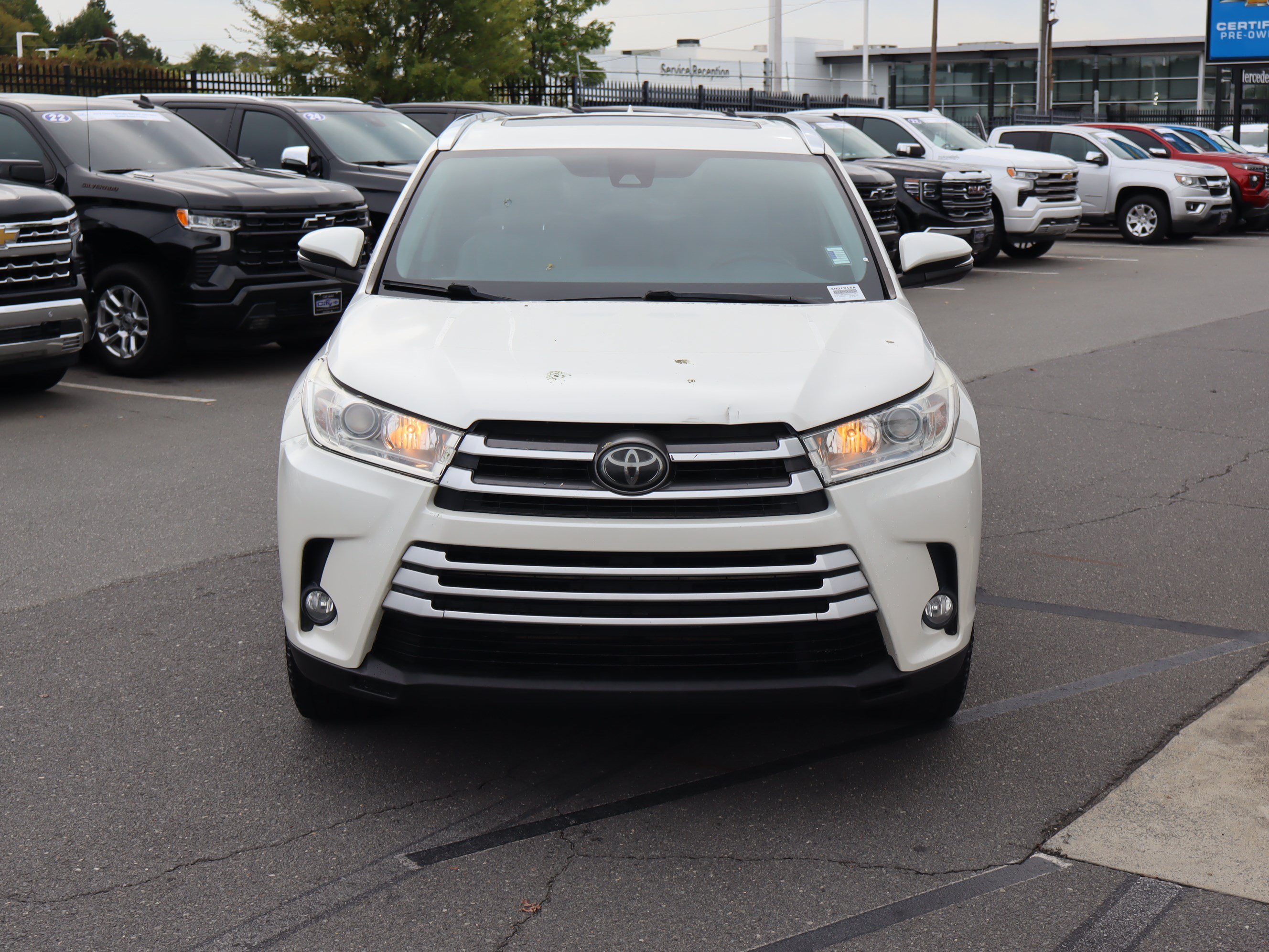 Used 2019 Toyota Highlander XLE FWD image 3