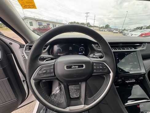 Used 2023 Jeep Grand Cherokee Laredo image 21