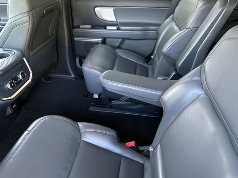 Used 2025 Ford Expedition Active image 12