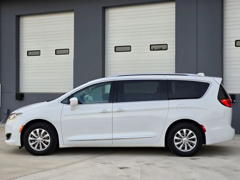 Used 2018 Chrysler Pacifica Touring-L image 5