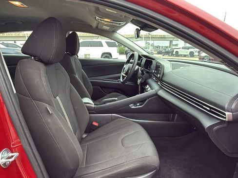 Used 2025 Hyundai Elantra SE FWD image 33