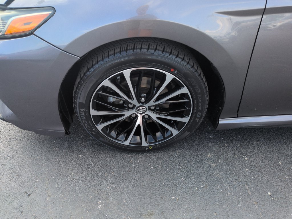 Used 2018 Toyota Camry SE w/ Accessory Appearance Package FWD image 27