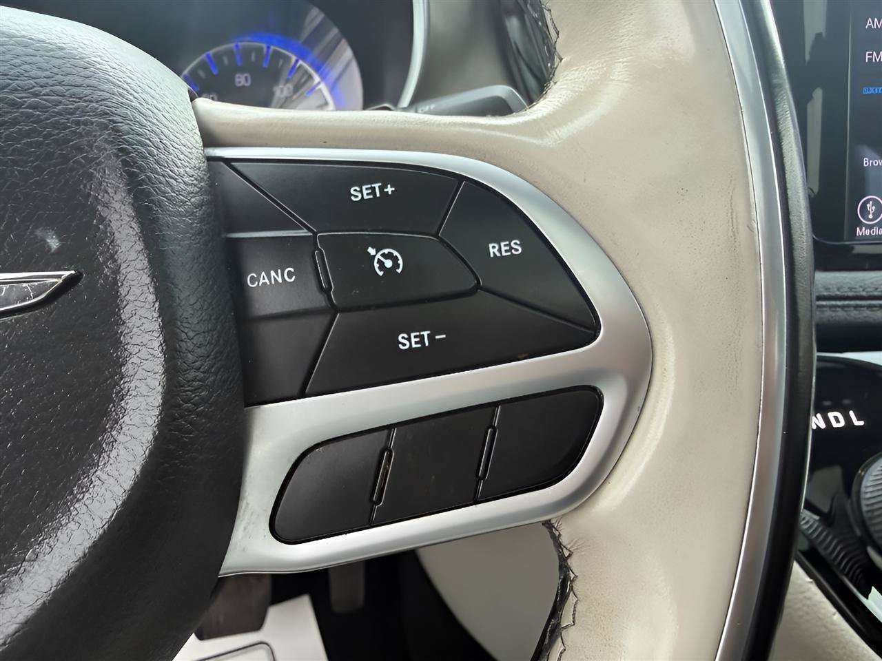Used 2018 Chrysler Pacifica Limited FWD image 25