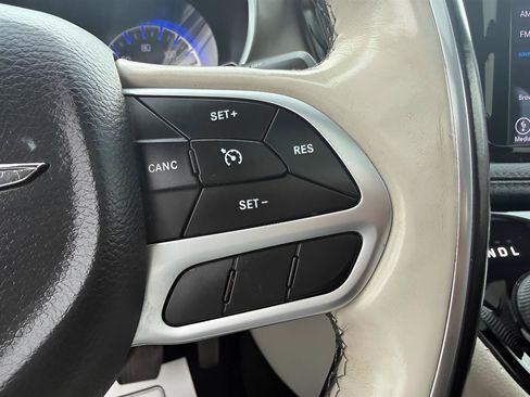 Used 2018 Chrysler Pacifica Limited FWD image 25