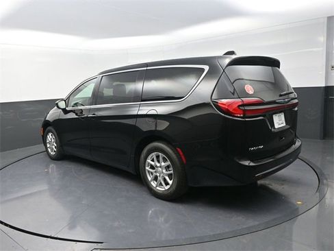 New 2026 Chrysler Pacifica Select image 5