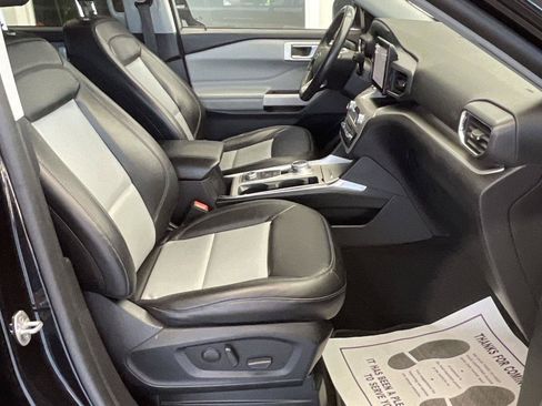 Used 2022 Ford Explorer XLT w/ Equipment Group 202A AWD/4WD image 11