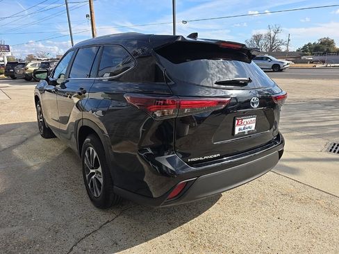 Used 2024 Toyota Highlander XLE FWD image 28