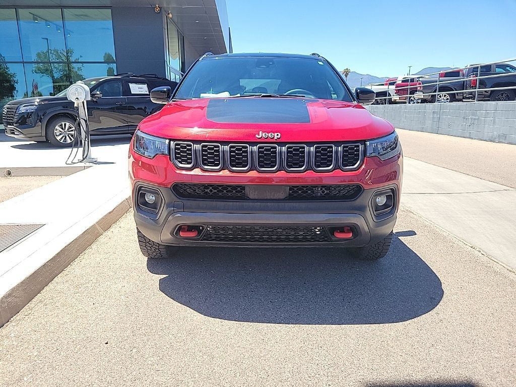 Used 2025 Jeep Compass Trailhawk AWD/4WD image 2