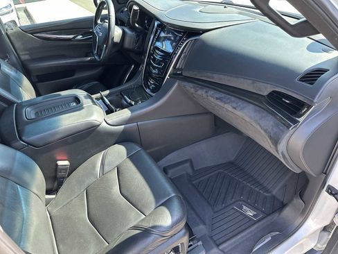 Used 2018 Cadillac Escalade Platinum image 27