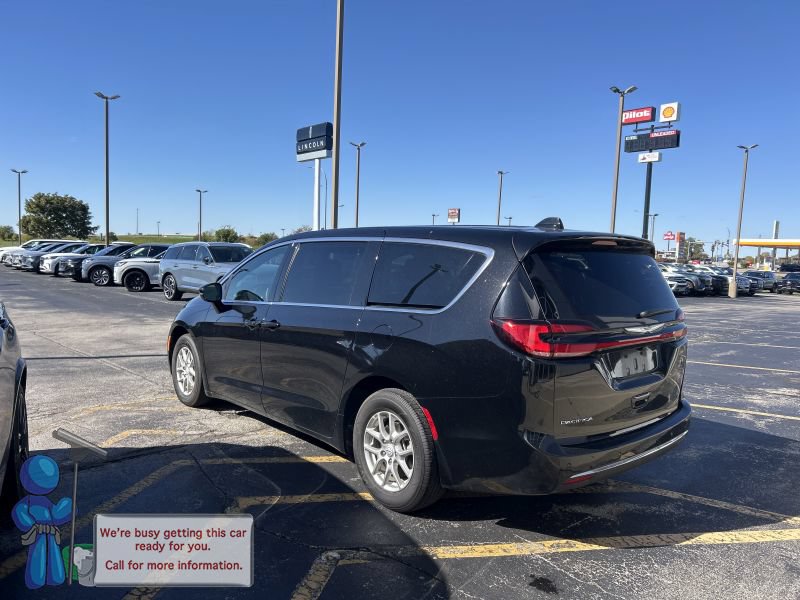 Used 2026 Chrysler Pacifica Select FWD image 3