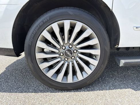 Used 2021 Lincoln Navigator L Reserve w/ Luxury Package AWD/4WD image 17
