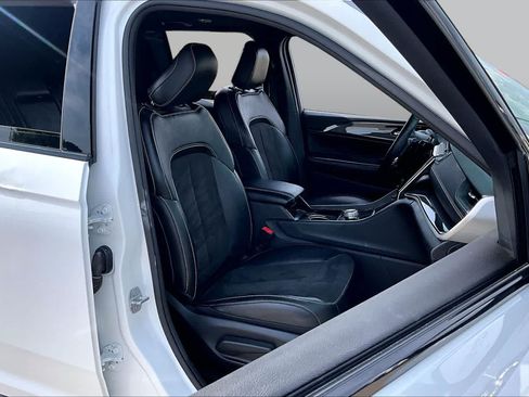 Used 2022 Jeep Grand Cherokee Altitude AWD/4WD image 9