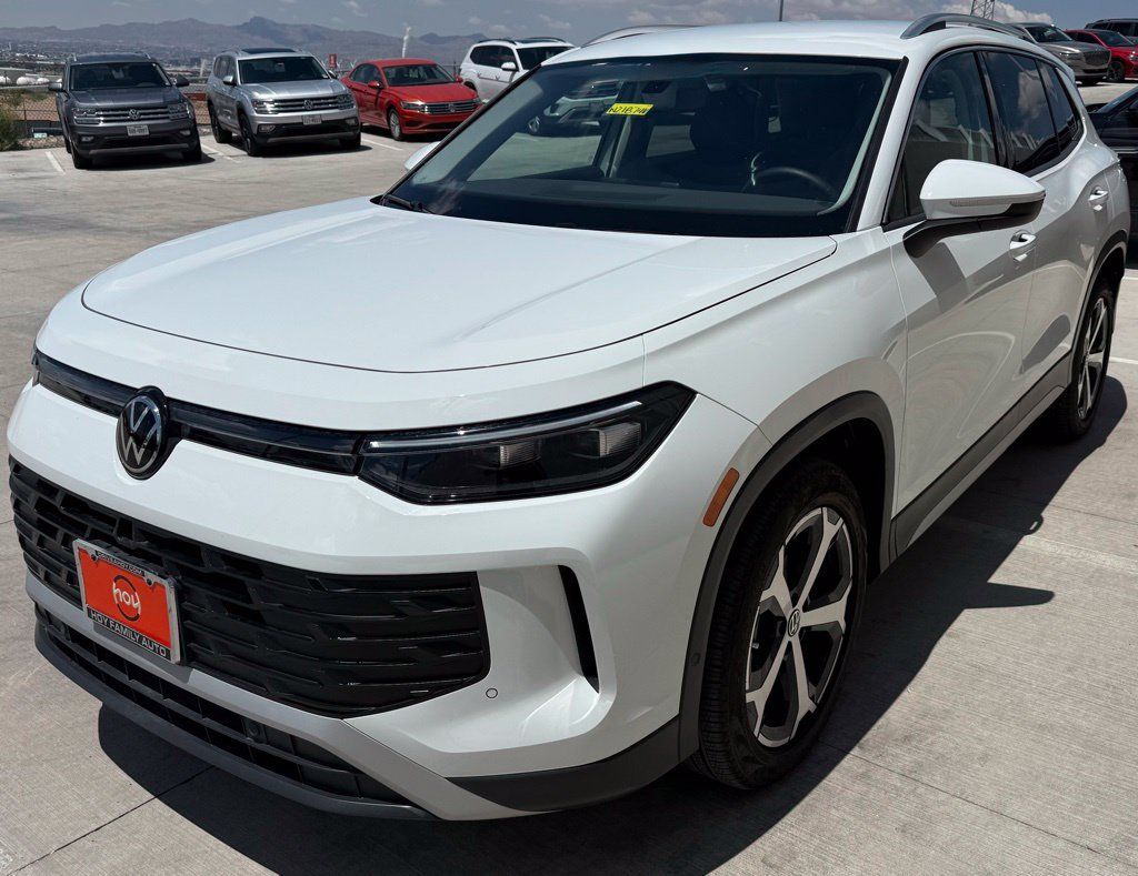 Certified 2025 Volkswagen Tiguan SE FWD image 3