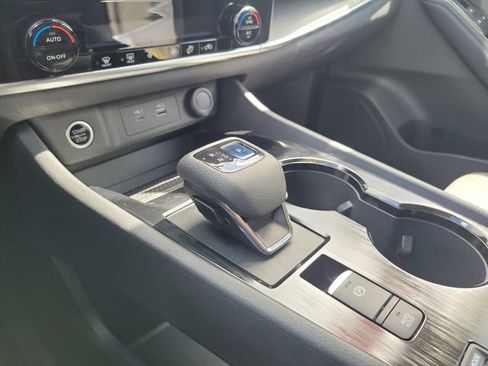 Used 2022 Nissan Rogue SV FWD image 28