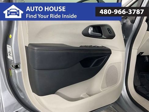 Used 2020 Chrysler Pacifica Touring-L FWD image 13