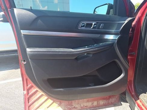 Used 2019 Ford Explorer XLT FWD image 12