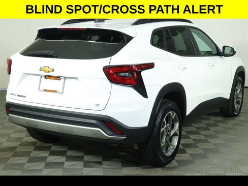 Used 2024 Chevrolet Trax LT w/ Sunroof Package FWD image 7
