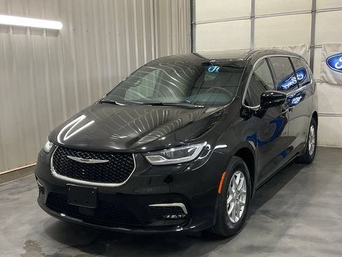 Used 2025 Chrysler Pacifica Select FWD image 4