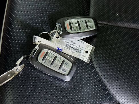 Used 2023 Chrysler Pacifica Limited AWD/4WD image 36