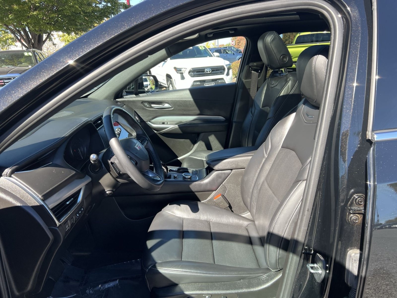 Used 2023 Cadillac XT4 Premium Luxury w/ Technology Package AWD/4WD image 13