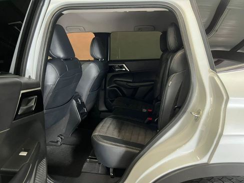 Used 2023 Mitsubishi Outlander SE FWD image 19