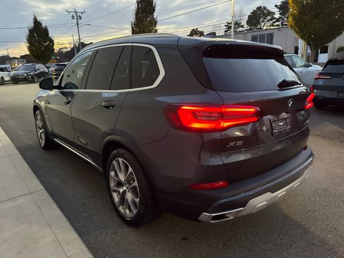 Used 2022 BMW X5 xDrive45e w/ Parking Assistance Package AWD/4WD image 6