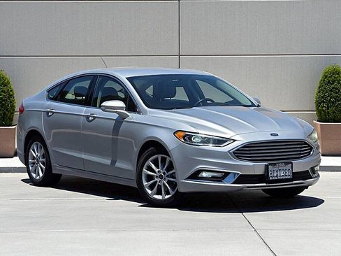 Used 2017 Ford Fusion SE image 1
