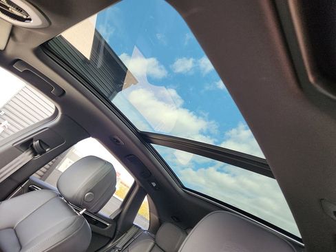 Certified 2025 Porsche Macan image 13