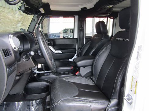 Used 2014 Jeep Wrangler Unlimited Rubicon w/ Connectivity Group AWD/4WD image 9
