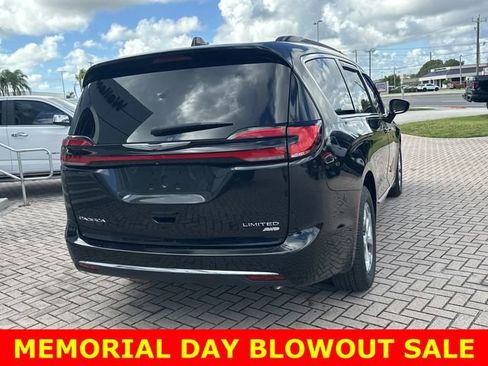Used 2022 Chrysler Pacifica Limited w/ Uconnect Theater Family Group AWD/4WD image 7