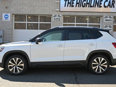 Used 2023 Volkswagen Taos SE image 3