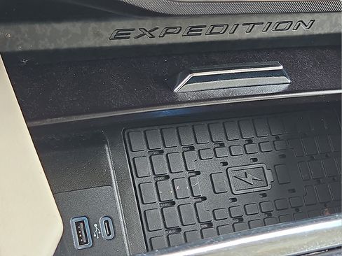 Used 2024 Ford Expedition Platinum AWD/4WD image 14
